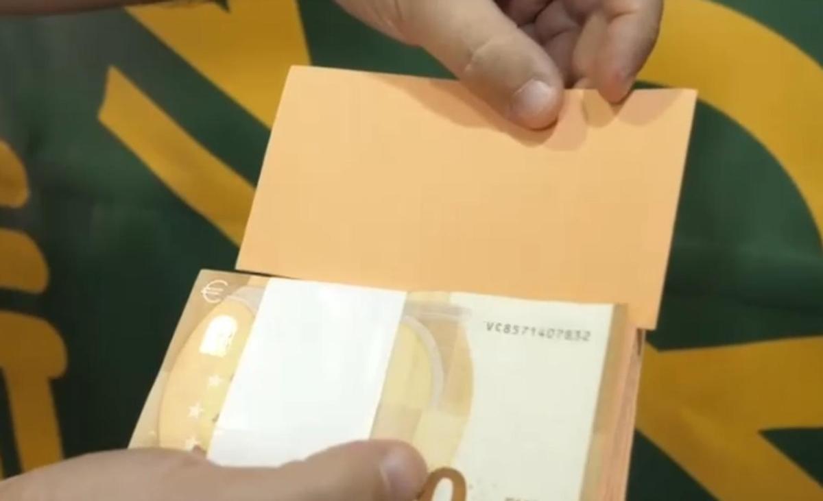 En los fajos de billetes de los timadores, solo el primero era real. Los demás eran cartulinas recortadas.
