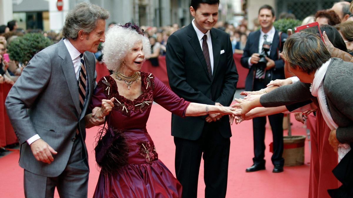 La duquesa de Alba (c) y Alfonso Díez (i), en una imagen de 2013.