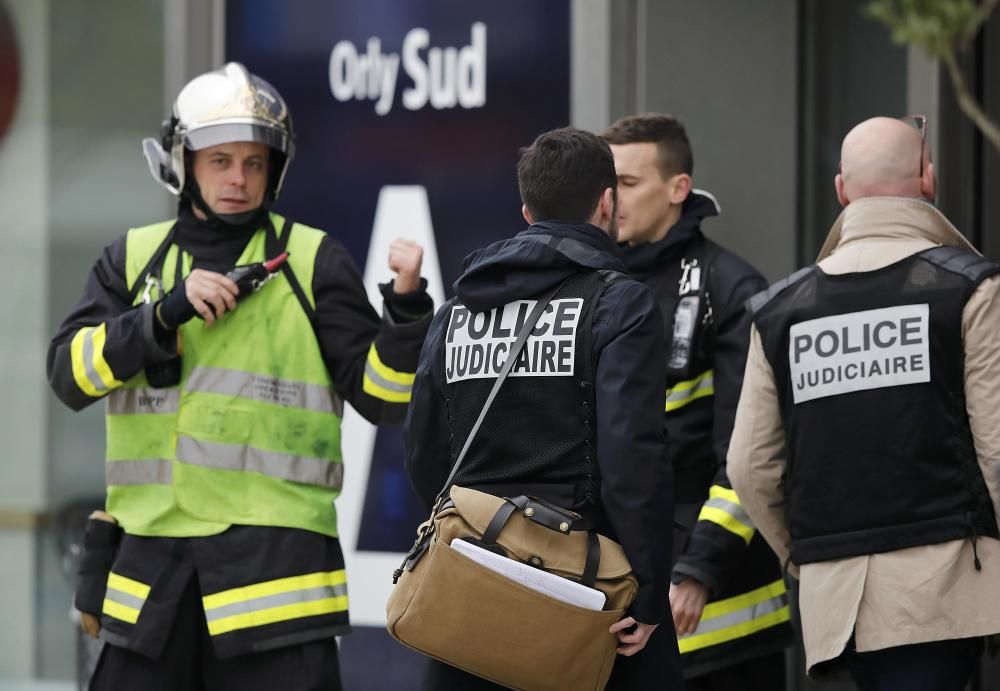 Operación policial en el aeropuerto parisino de Orly.