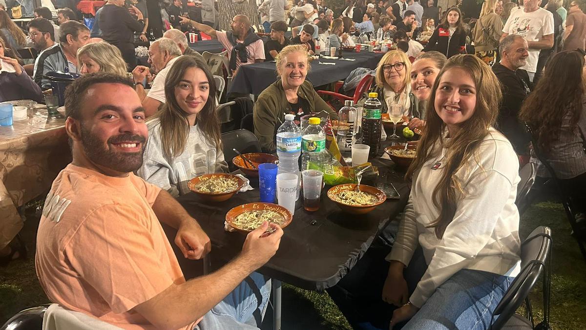 Festes des vermar 2025: Unas 3.000 personas degustan la 'fideuada' de Can Arabí en Binissalem