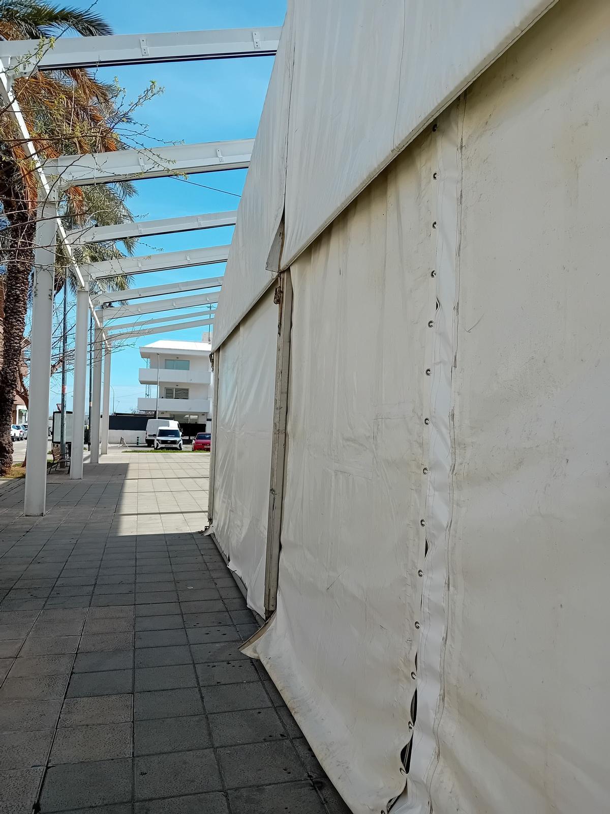 Una carpa en La Pobla de Farnals.