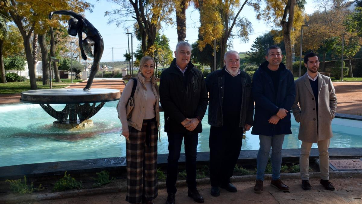 El escultor Juan Zafra, en el centro, junto al alcalde,  a su izquierda, y tres concejales, delante de la escultura inaugurada en Fernán Núñez.