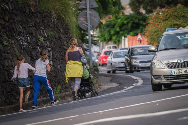 Un vecino denuncia el estado de abandono de la carretera Santa Cruz - La Laguna