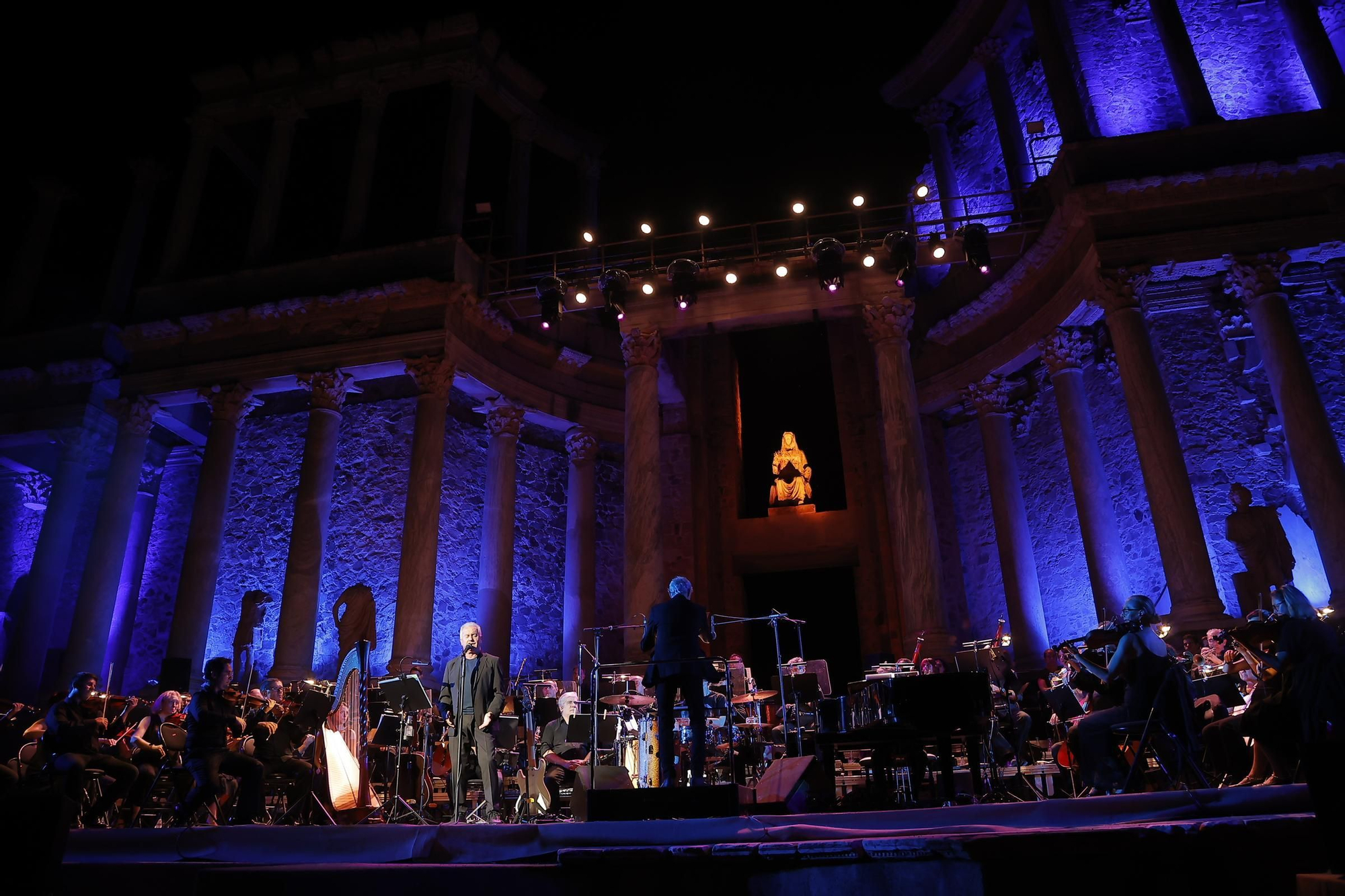 Víctor Manuel emociona al Teatro Romano