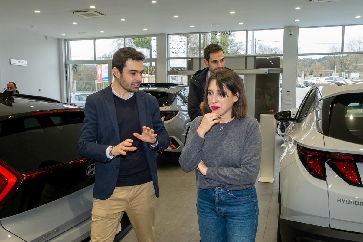 La conselleira de Economía e Industria, María Jesús Lorenzana, durante su visita a un concesionario gallego tras lanzar la última convocatoria de ayudas para renovar el parque móvil gallego.