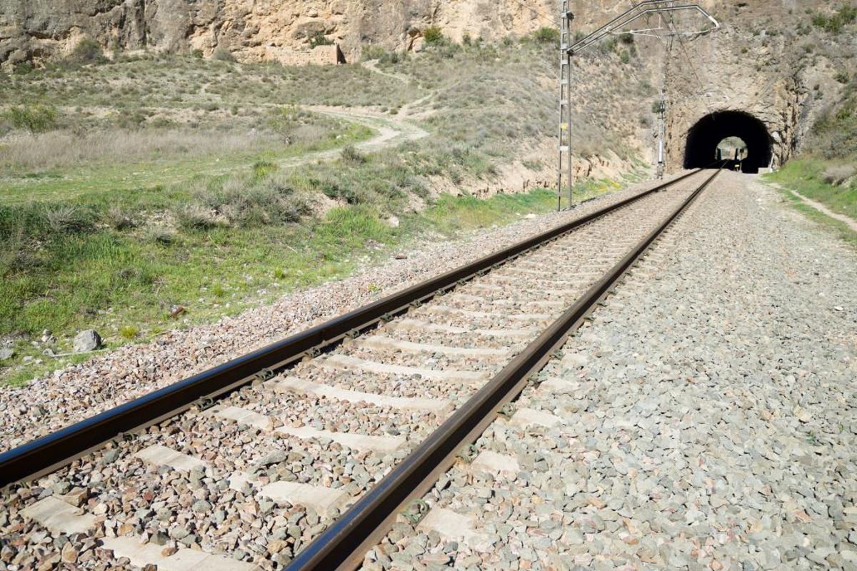 Tren i túnel a Morata de Jalón, província de Saragossa, Aragó, Espanya