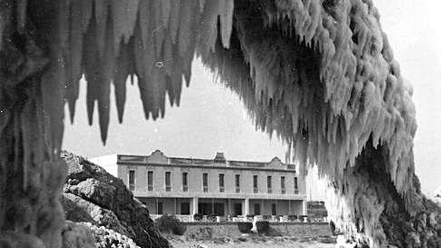 Una fotografia històrica de 1956 amb l&#039;arc glaçat.