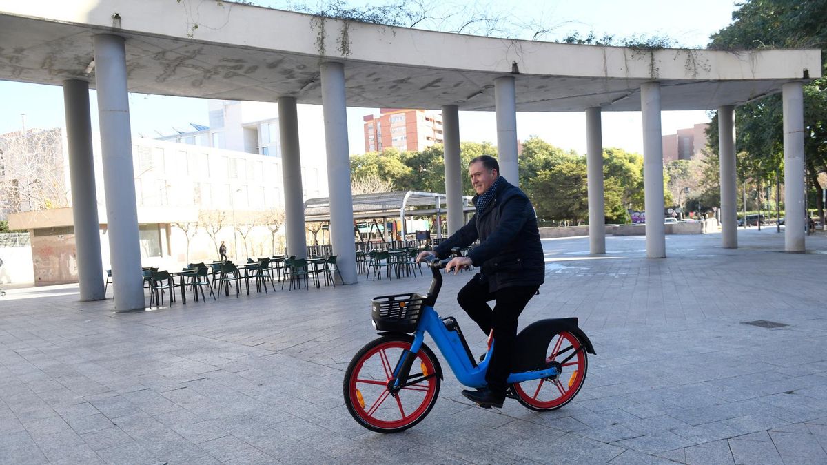 Presentación de los primeros vehículos de la empresa Dott en la Plaza de la Universidad de Murcia.