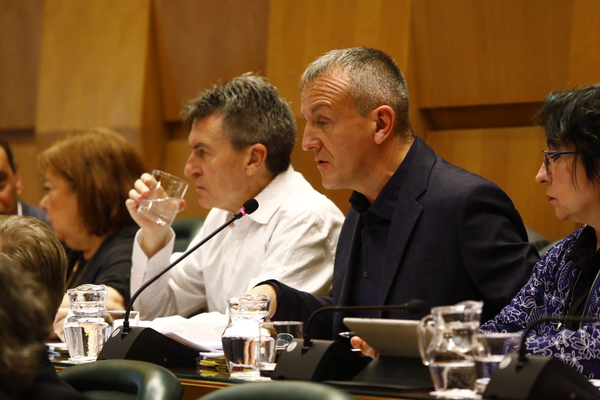 Fotogalería | Pleno del Ayuntamiento de Zaragoza con el futuro de La Romareda en juego