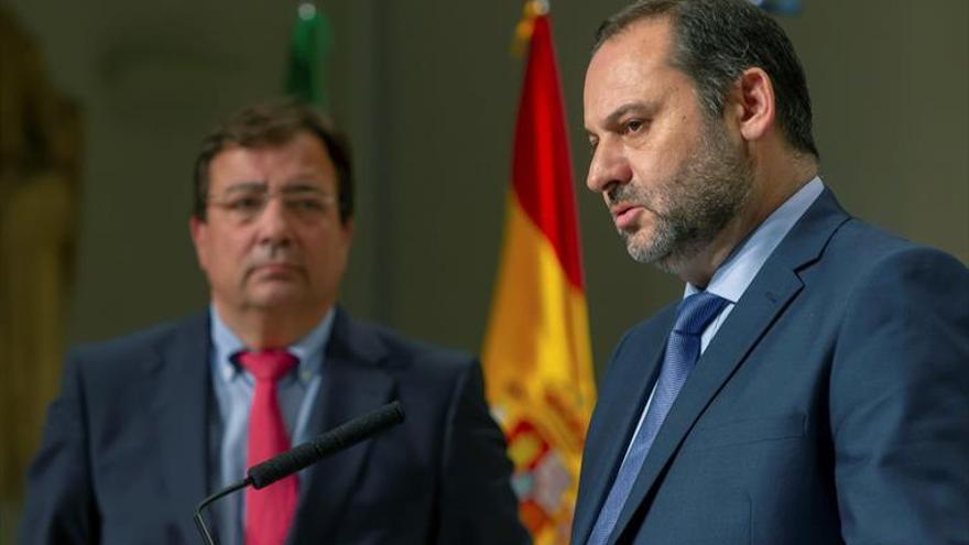 Nuevo encuentro de Vara y Ábalos para discutir sobre el tren de Extremadura