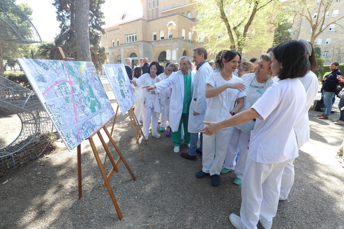 Varios profesionales sanitarios del Royo Villanova, este jueves, ante los mapas del proyecto de ampliación.