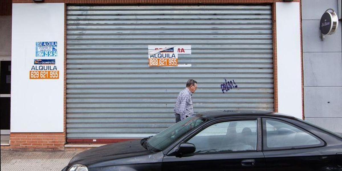 Imagen de archivo de un negocio cerrado y con cartel de alquiler del local.