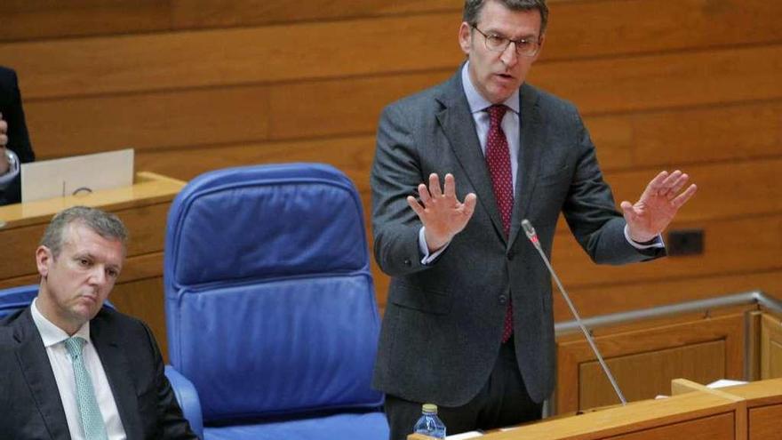 El presidente de la Xunta, Alberto Núñez Feijóo, ayer en el Parlamento, junto a Alfonso Rueda.