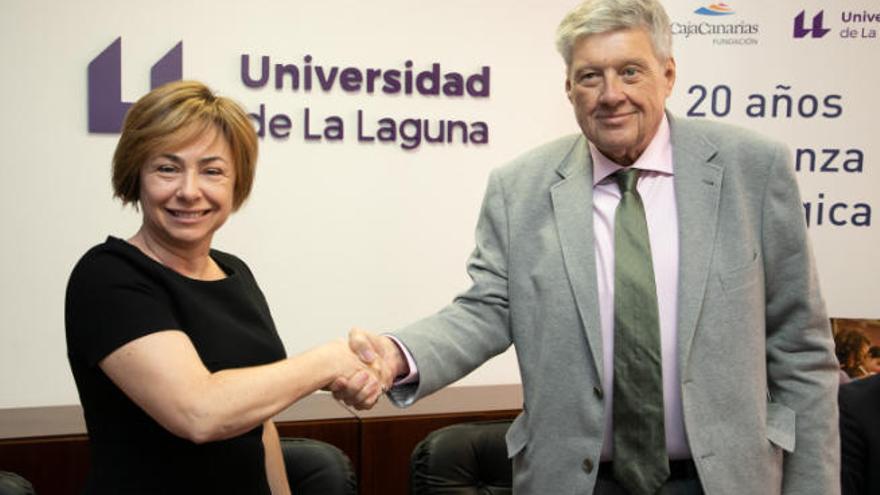 Rosa Aguilar y Alberto Delgado, tras la firma del convenio.