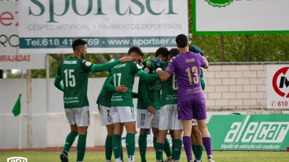 Los jugadores del Villanovense celebran un gol ante el Mensajero en casa.