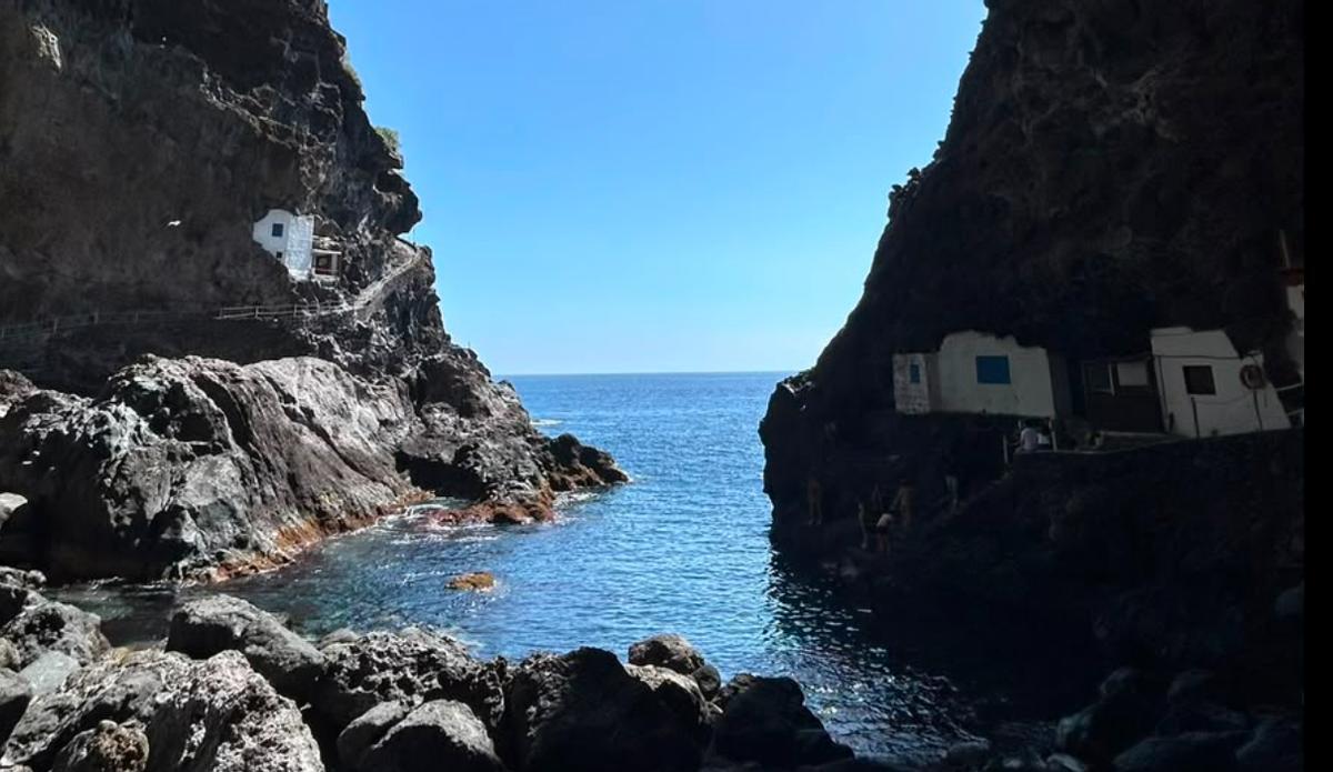 El enorme acantilado volcánico protege Porís de Candelaria y dibuja una curiosa silueta que recuerda a la isla de La Palma