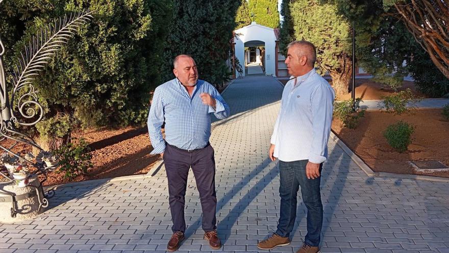 El alcalde, Vicente Pallarés, en el Cementerio Municipal, junto al edil Eduardo Barberá.