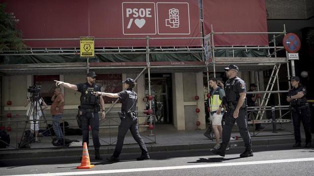 La seu del PSOE al carrer de Ferraz, ahir després de l’entrada dels agents de la Unitat Central Operativa de la Guàrdia Civil.   | JOSÉ LUIS ROCA.