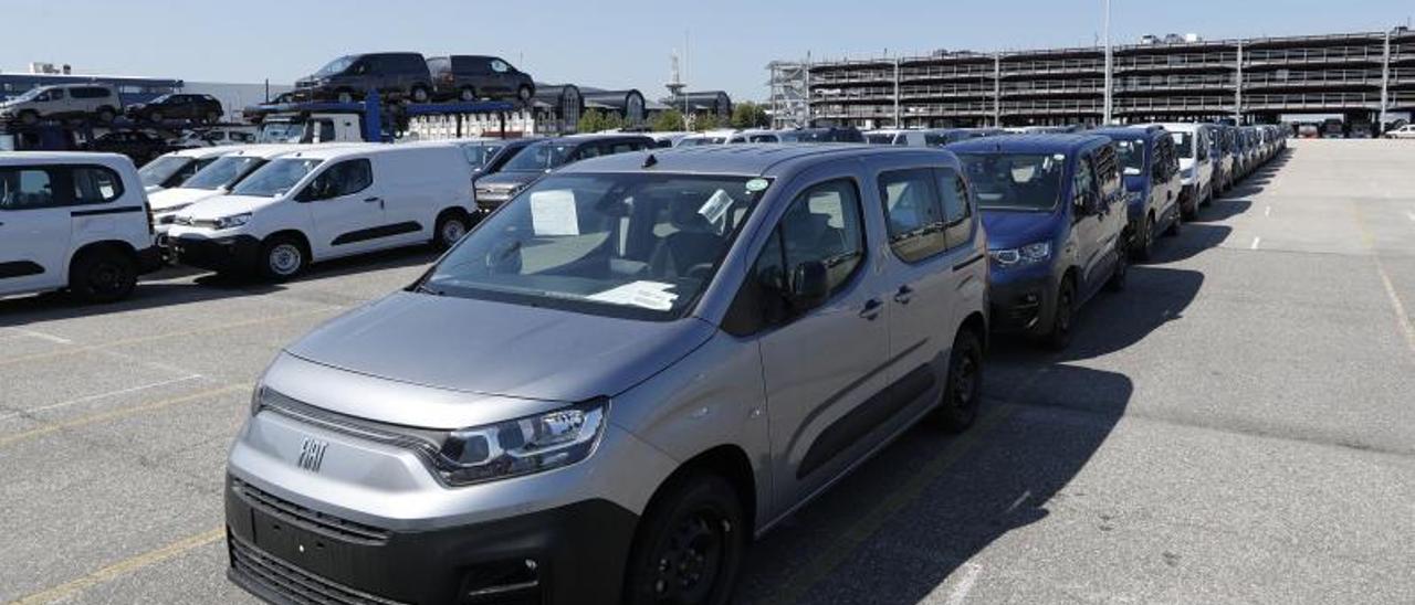 Las primeras unidades de la Fiat Doblò, ayer en Bouzas. | RICARDO GROBAS