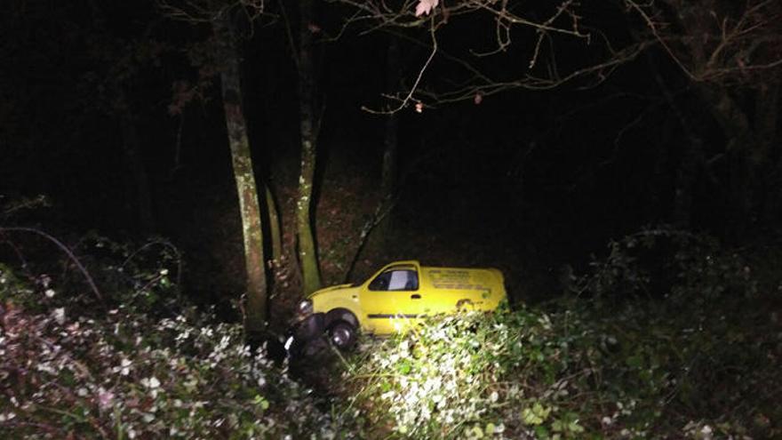 El vehículo siniestrado, en el lugar del accidente.