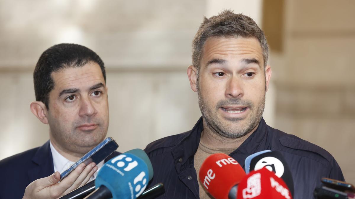 Toni Francés, del PSPV-PSOE, y Gerard Fullana, de Compromís, comparecen ante los medios en las puertas del Palacio Provincial