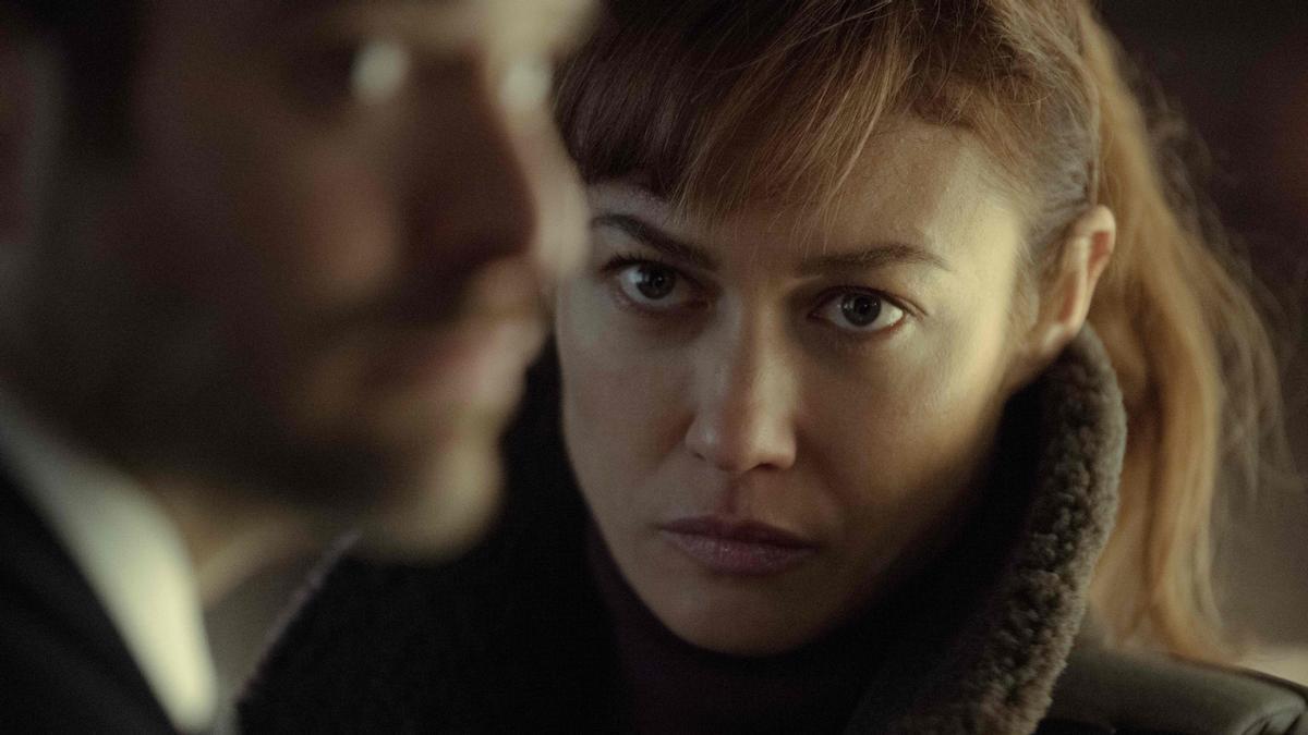Un desenfocado Charlie Cox y Olga Kurylenko en 'Traición'.