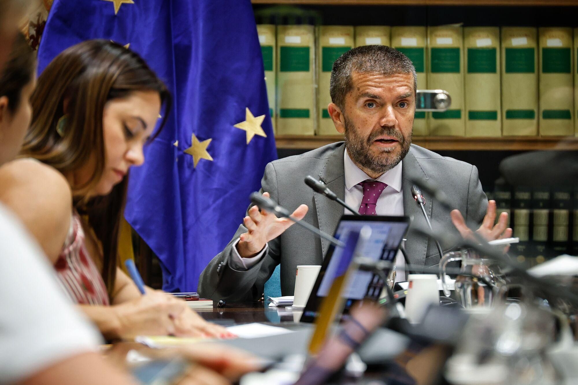 Los rectores canarios comparecen en el Parlamento regional para valorar la ley de ciencia.
