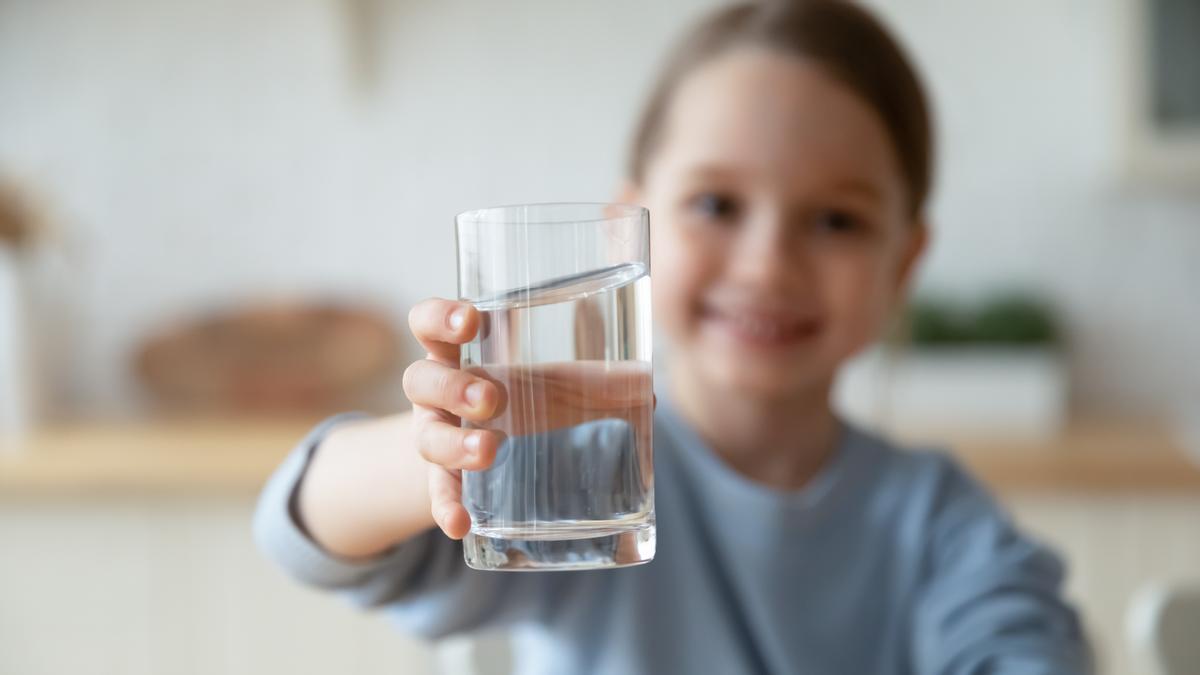 Aguas de Alicante facilita el acceso al agua mediante tarifas o bonos sociales.