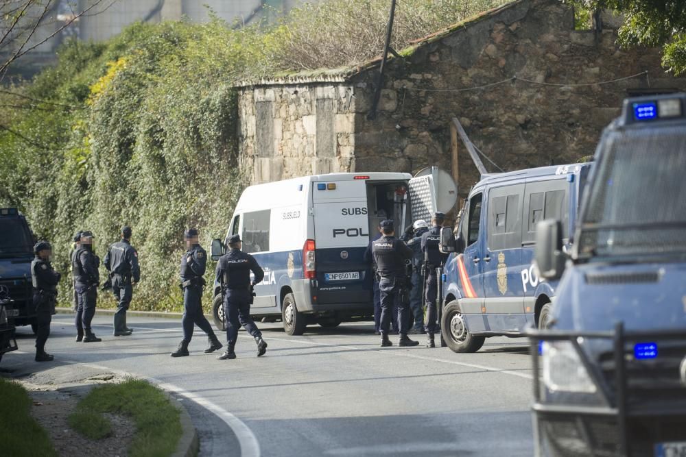 Varias unidades policiales realizaron un importante despliegue en las viviendas de San José, situadas entre los concellos de A Coruña y Arteixo, durante una investigación contra el tráfico de drogas.