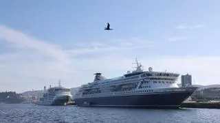 La doble escala del «Silver Dawn» y «Balmoral» inaugura la mayor marea de cruceristas en Vigo del año