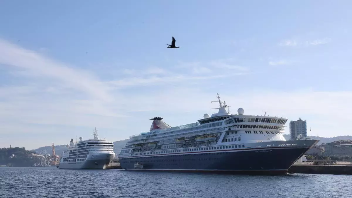 La doble escala del «Silver Dawn» y «Balmoral» inaugura la mayor marea de cruceristas en Vigo del año