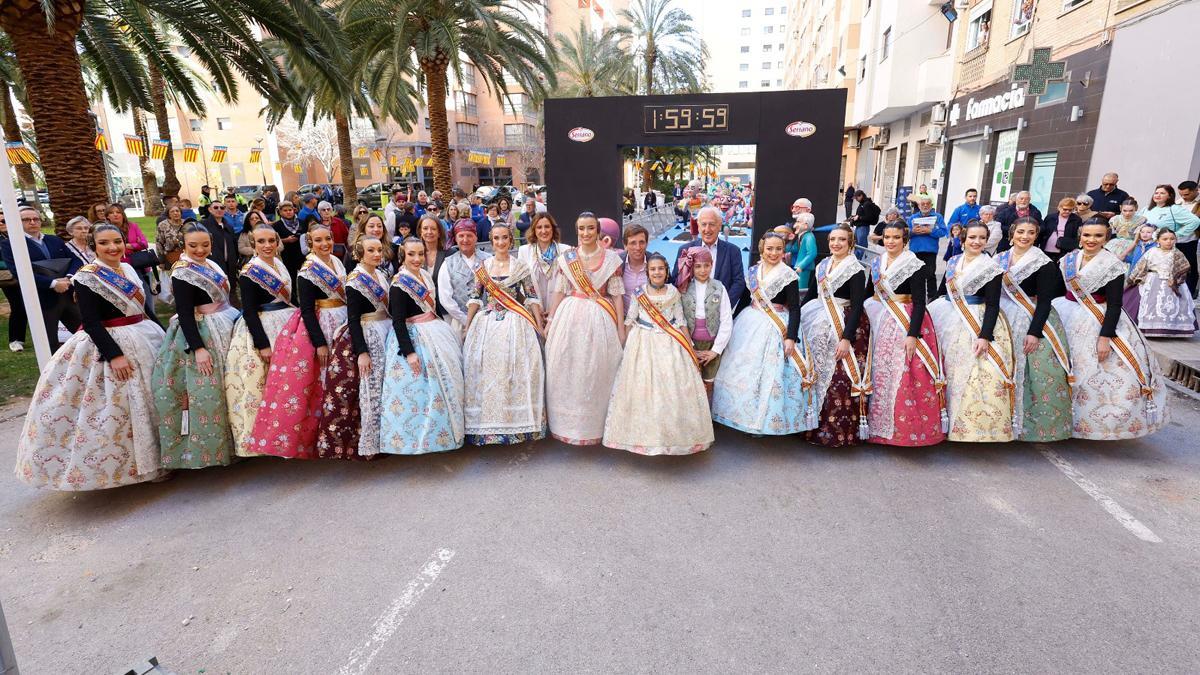 La Fallera Mayor y su Corte asistieron a la puesta de largo de la Falla