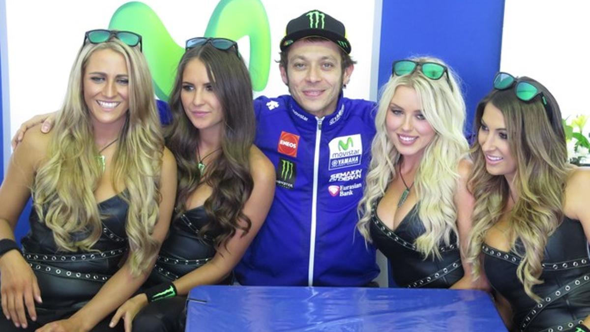 Valentino Rossi y cuatro chicas de Monster, su patrocinador personal, en la improvisada sala de prensa del Movistar Yamaha.