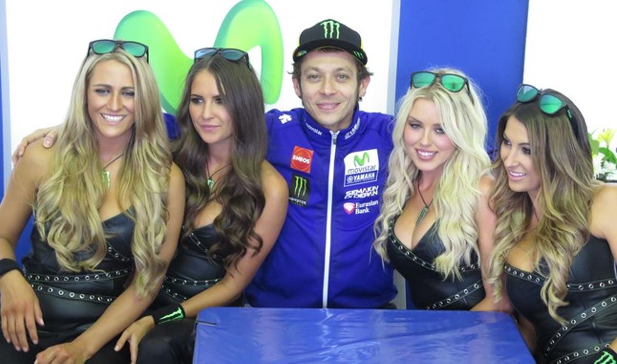 Valentino Rossi i quatre noies de Monster, el seu patrocinador personal, en la improvisada sala de premsa del Movistar Yamaha. Valentino Rossi i quatre noies de Monster, el seu patrocinador personal, en la improvisada sala de premsa del Movistar Yamaha.