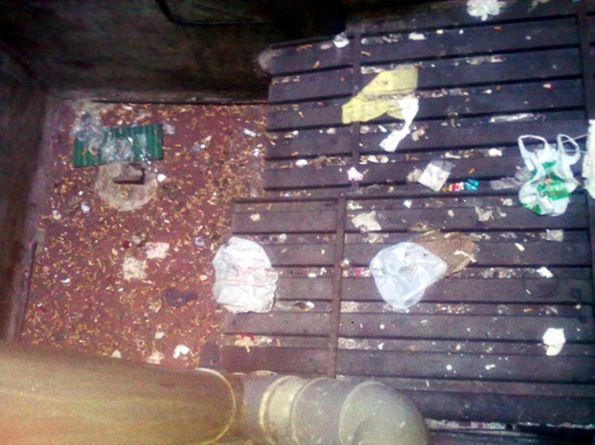 Lloc inadequat per llençar-hi escombraries. La fotografia, feta en un edifici del carrer de Marina, cantonada amb Aragó, a Barcelona, mostra el lamentable estat d’un celobert. La presència de tota mena d’escombraries és reveladora del nivell cívic i cultural d’alguns veïns amb qui s’ha de conviure. El més trist és arribar a la conclusió que, si això ho fan a casa, ¿què no faran al carrer, en un parc o en qualsevol altre lloc? Amb gent així, és gairebé impossible mantenir neta la ciutat.