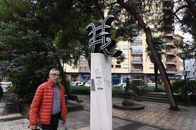 Vandalizan la escultura de Héroes del silencio