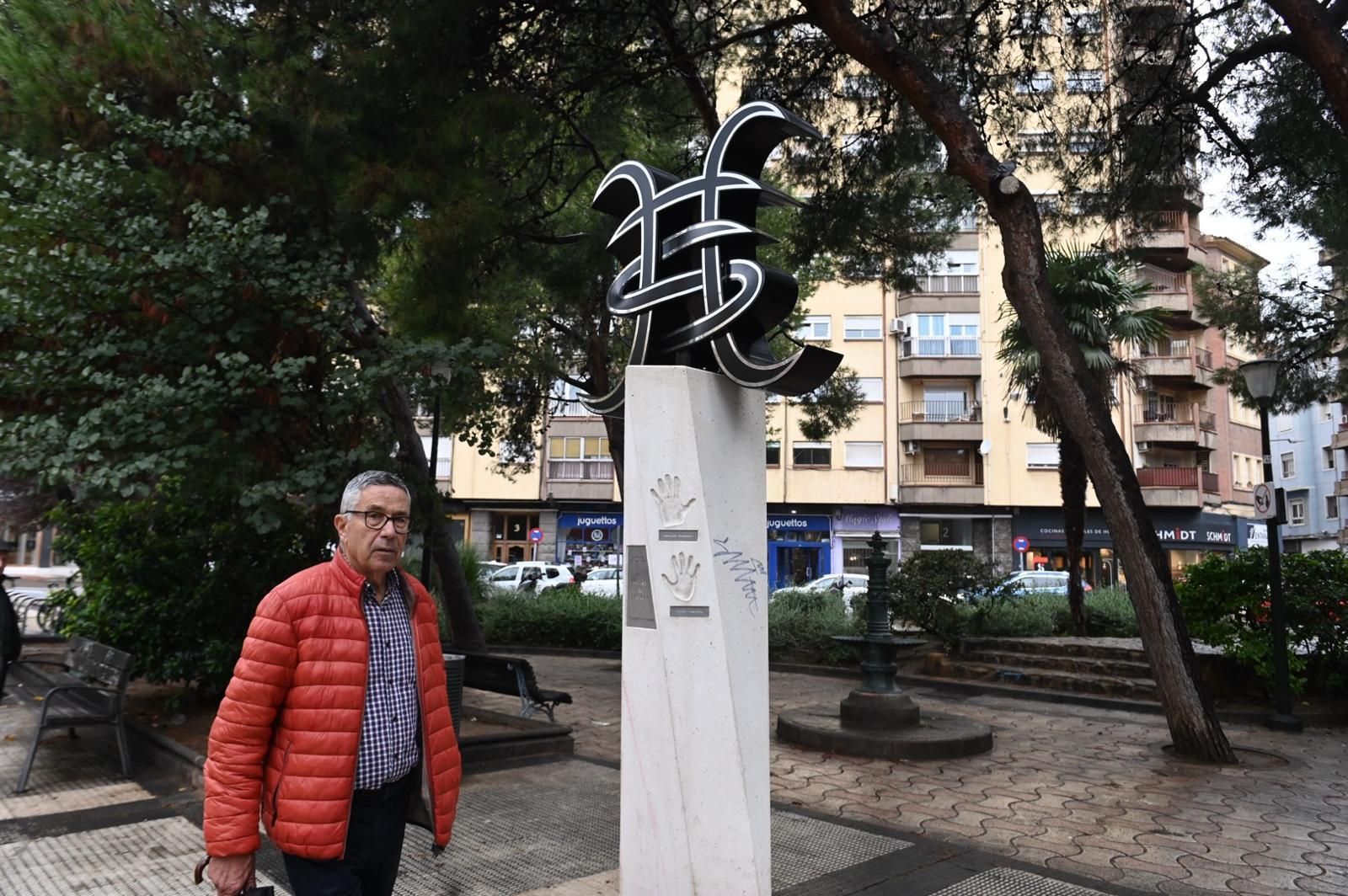 Vandalizan la escultura de Héroes del silencio