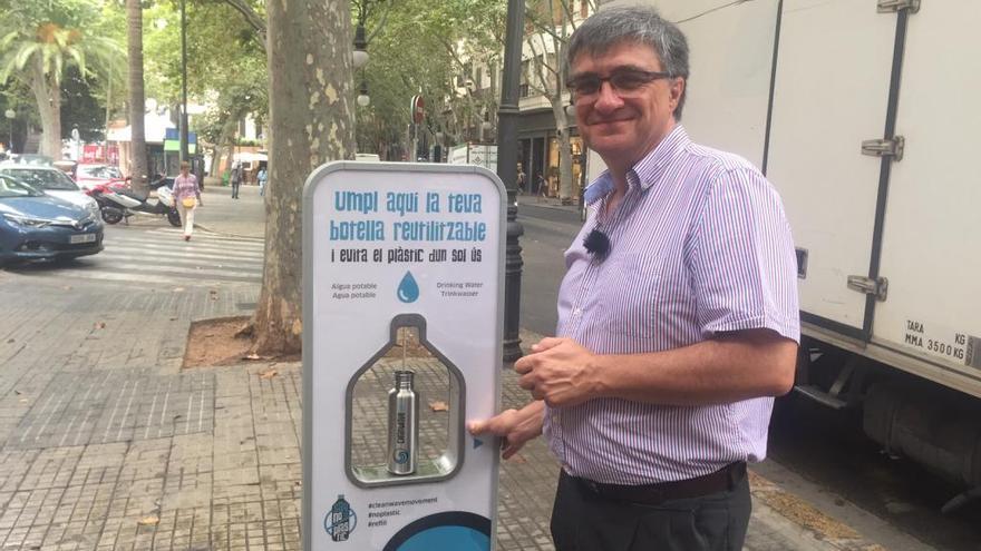 Ramon PerpinyÃ , presidente de Emaya, junto a la fuente.