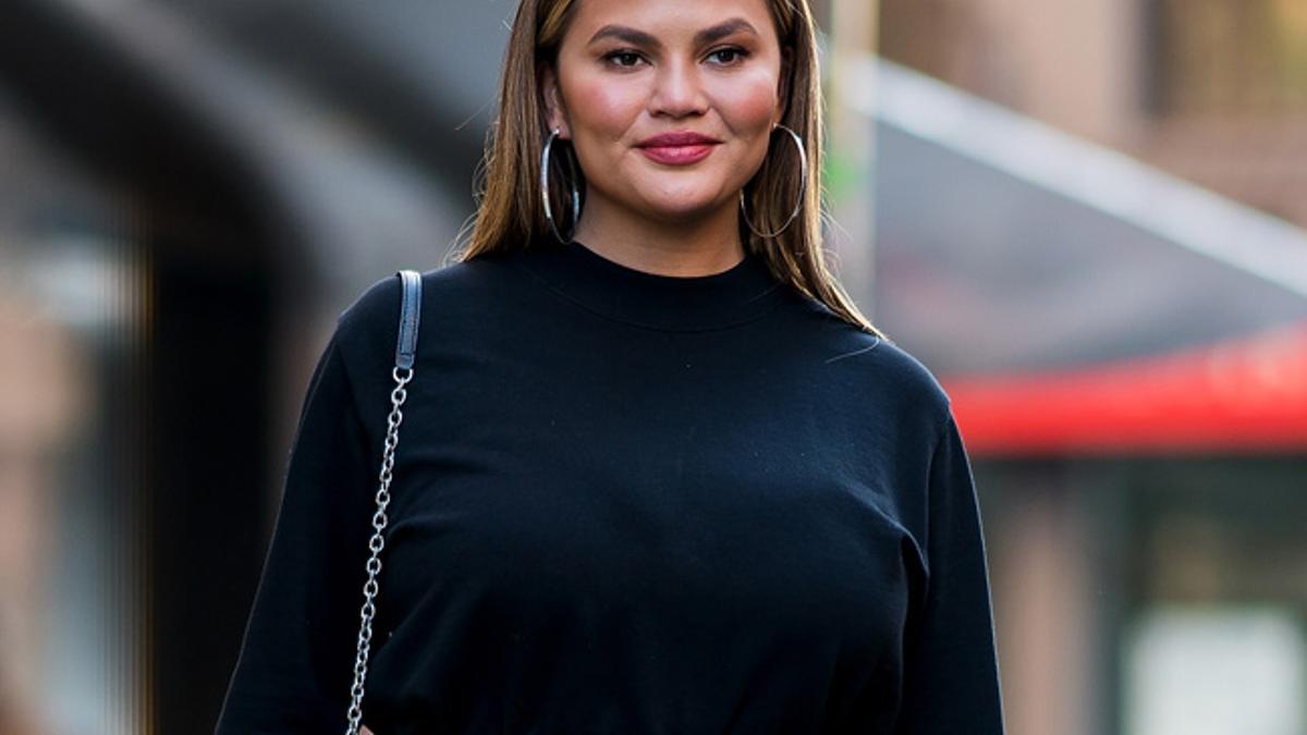 La modelo Chrissy Teigen con falda de tigre