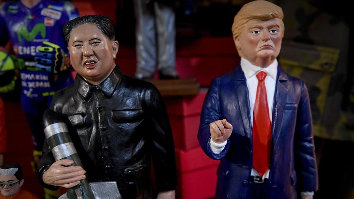 Figuras de terracota de Trump y Kim Jong-un, una feria de belenes de Nápoles.