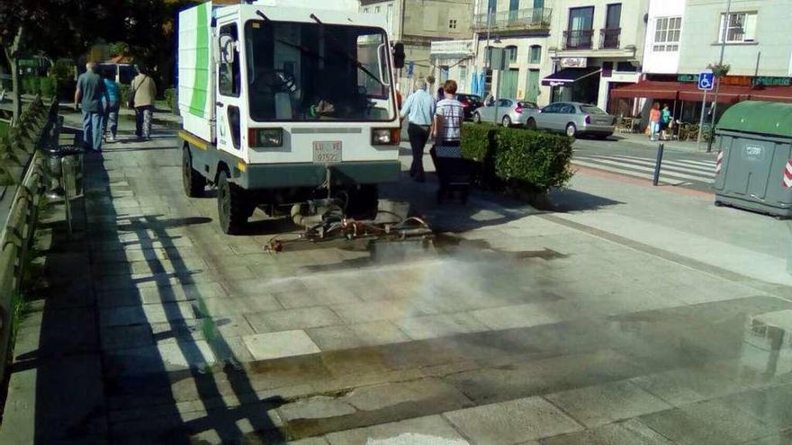 La limpieza de la alameda del centro y de las calles del barrio de O Real fue palpable en los últimos días con ayuda del nuevo sistema. // S.A.