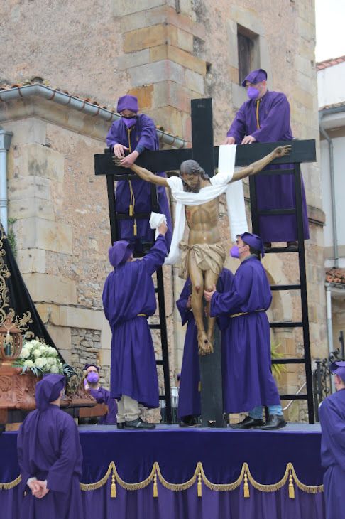 Pasión y devoción en el Desenclavo y en la Procesión del Santo Entierro en Villaviciosa.