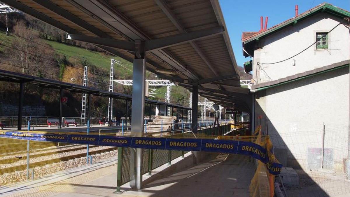 La estación de Lena, sin trenes hasta el día 24 por la obra en las vías para la llegada del AVE