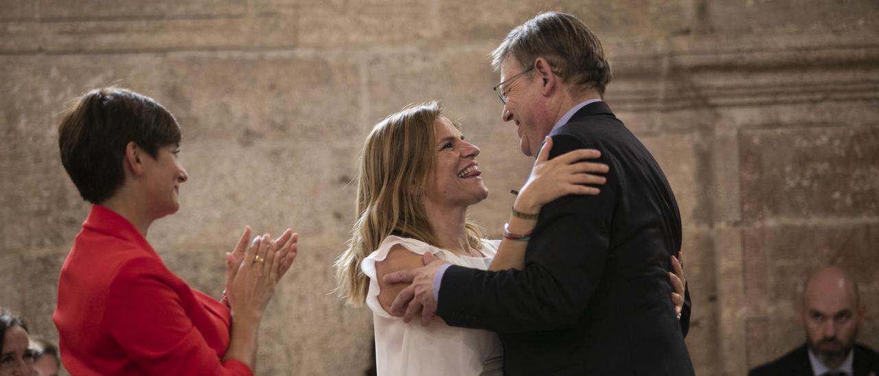 Pilar Bermabé y Ximo Puig se abrazan en presencia de la ministra Isabel Rodríguez tras el nombramiento de la primera como delegada del Gobierno.