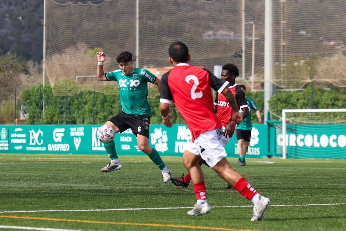 Imágenes de la derrota de la PE Sant Jordi por 1-2 ante el CD Migjorn
