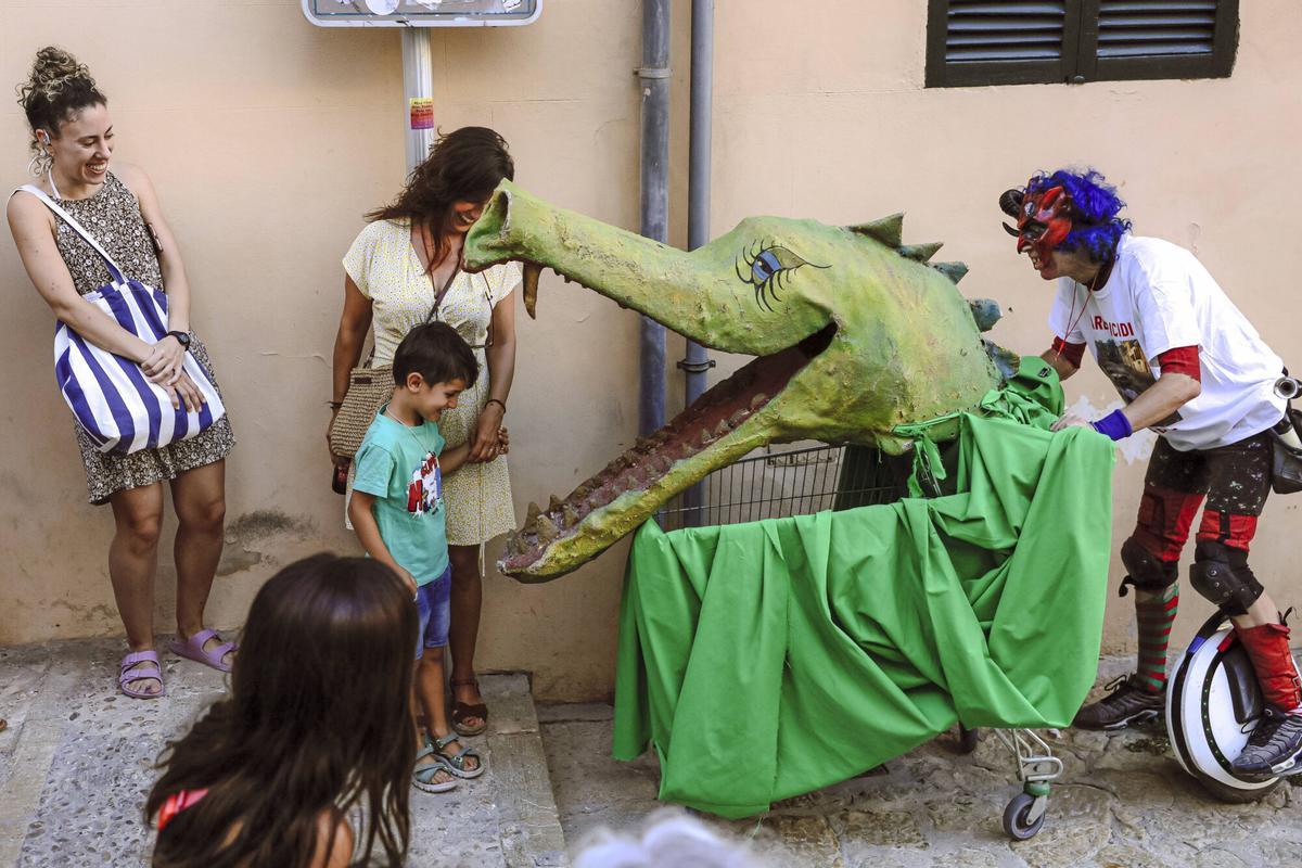 Vecinos de la Calatrava y Canamunt, muchos vestidos de verde y con ramas de árboles, se unen durante sus cercavilas para homenajear a los bellasombras talados en la plaza Llorenç Villalonga.