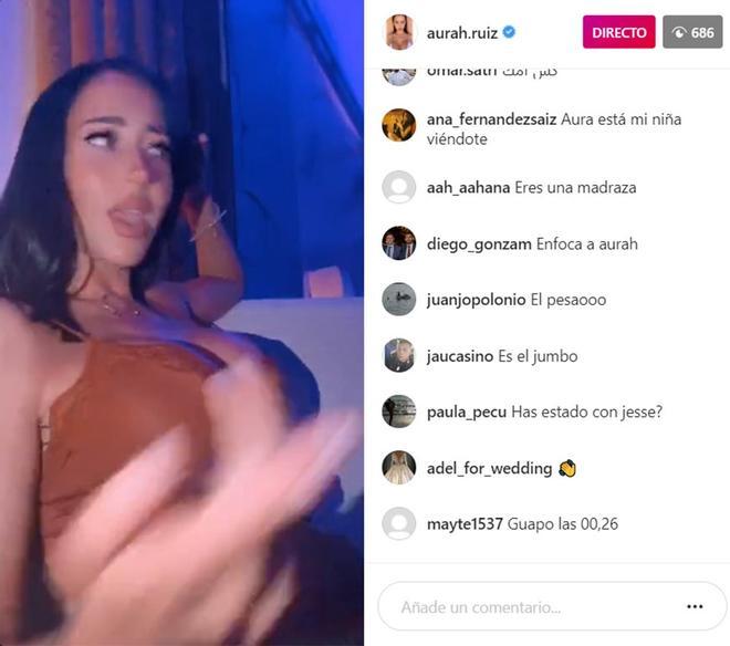 Aurah Ruiz de fiesta con unos amigos en directo en Instagram