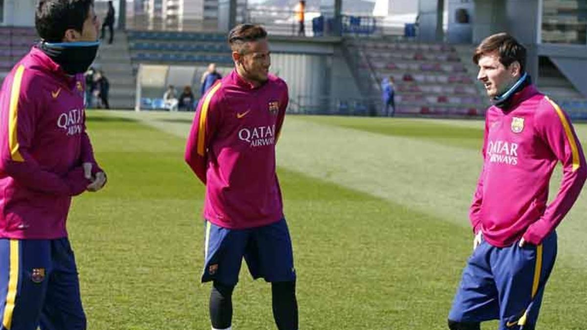 Suárez, Neymar y Suárez, hablando en el entrenamiento de este jueves