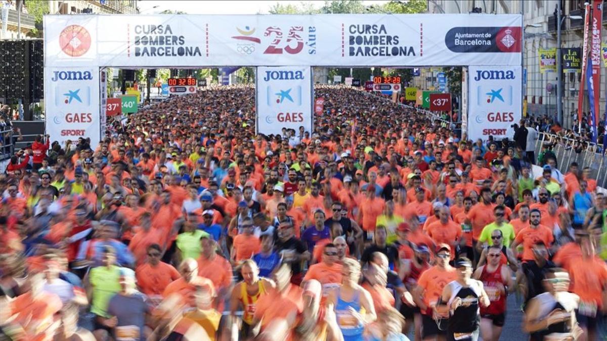 La Cursa de Bombers ha llenado de color las calles de Barcelona