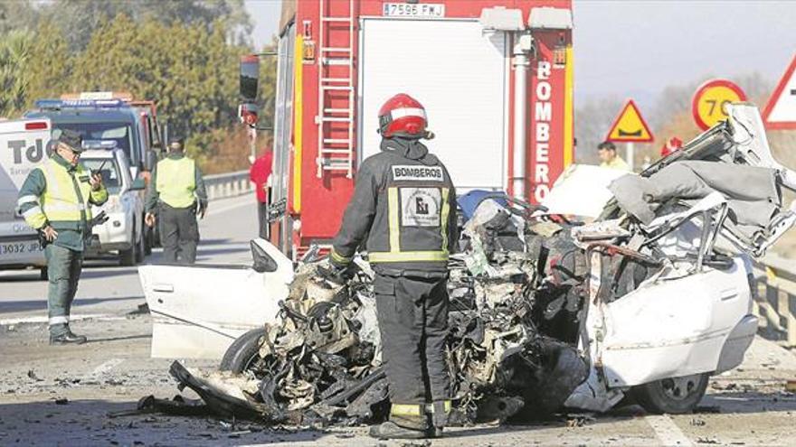 Fallece un palmeño al chocar su coche con un autobús en la carretera de Écija